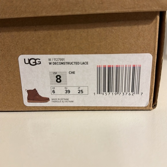 NWB NEVER WORN UGG chukkas Women’s - Picture 6 of 6